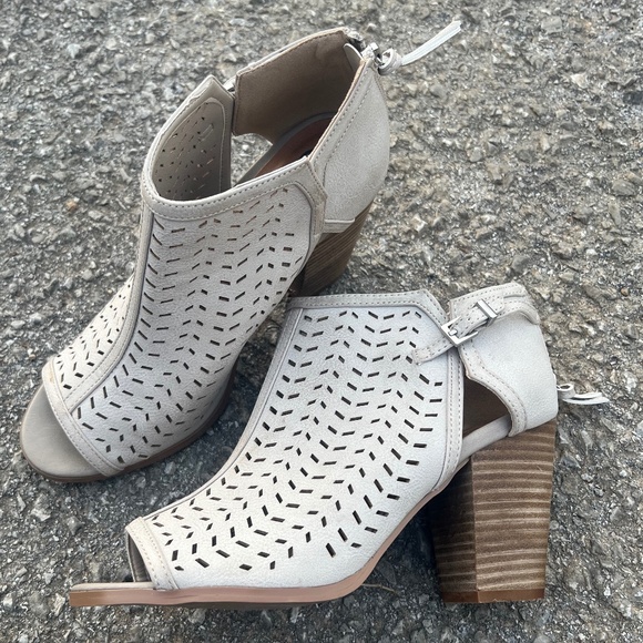 Shoes - Women's Size 8.5 Medium Heel Boots Tan Breathable Night Out Business Fancy